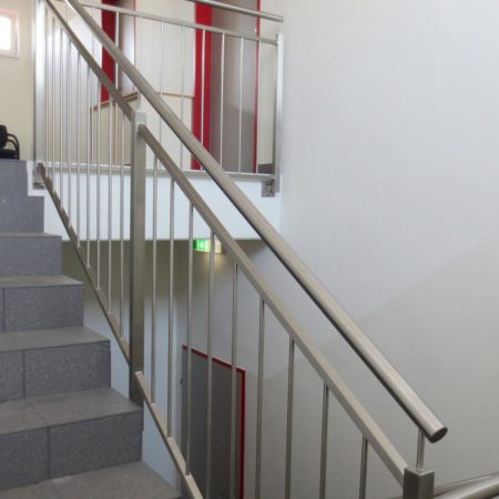 Geländer mit vertikalen Stäben