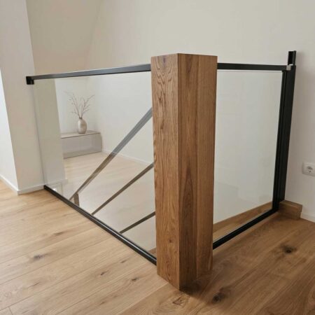Glasgeländer mit schwarzem Handlauf und Türe
