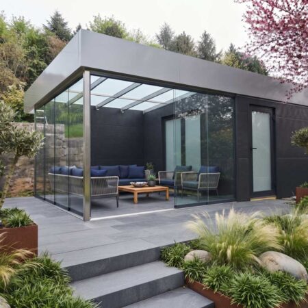 Gartenlounge mit Schiebeverglasung