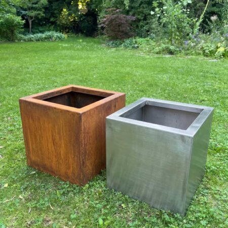 Pflanztröge aus verschiedenen Metallen