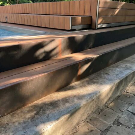 Pooldeck und Stiegenabgang