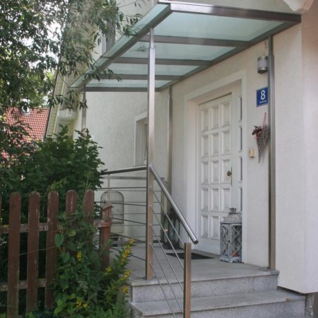 Überdachung mit Geländer