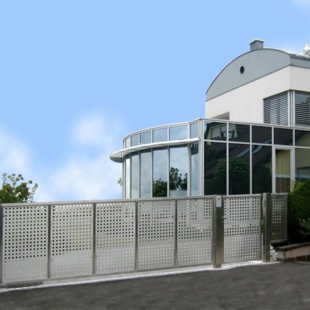 Schräge Edelstahltore