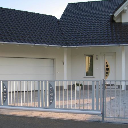 Gartentor mit Designelementen