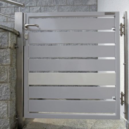 Edelstahlsteher in der Mauer