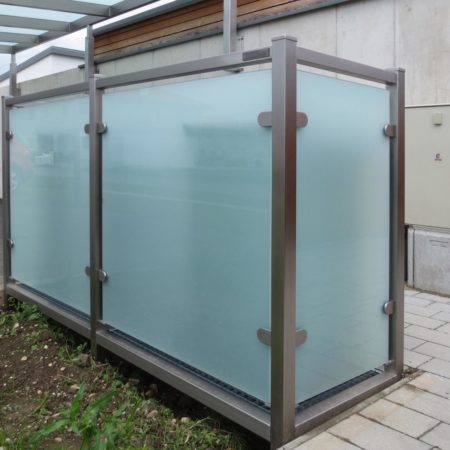 Mülleinhausung aus Glas