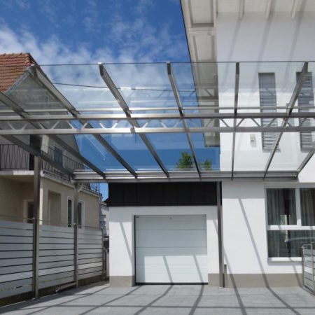 Carport mit Klarglaseindeckung