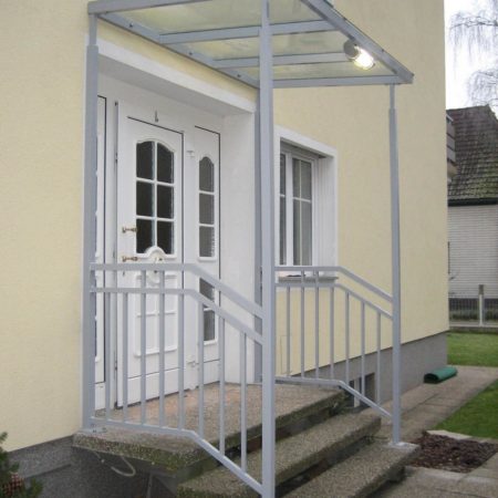 Eingangsüberdachung mit Geländer