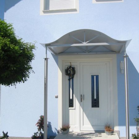 Geschwungene Haustürüberdachung