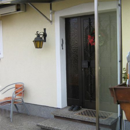 Vordach mit Windschutz