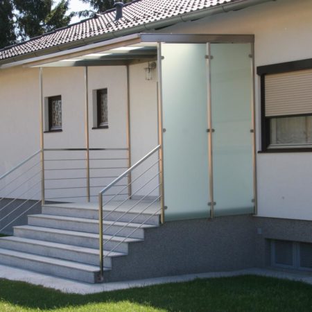 Vordach mit Windschutz und Geländer