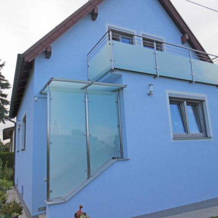 Überdachung und Balkon in einer Stillinie