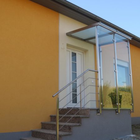 Überdachung mit Windschutz aus Klarglas