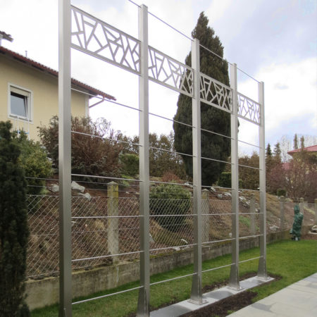Besonderes Gartenelement: Rankgerüst mit Dekor