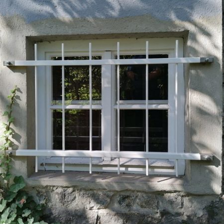 Weißes Fenstergitter