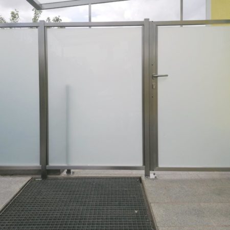 Türen und Wände aus mattem Glas
