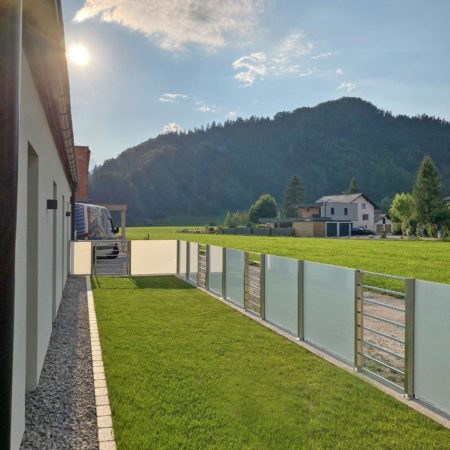 Dezenter Edelstahl-Glas-Zaun