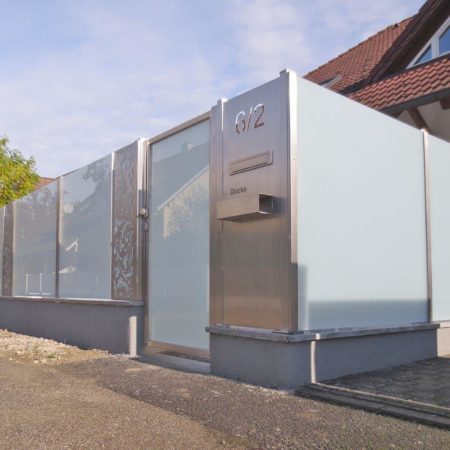 Gesamteindruck aus Glas und Edelstahl