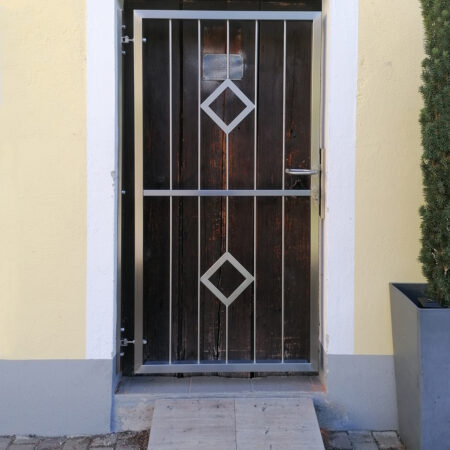 Alte Türen – neues Gitter