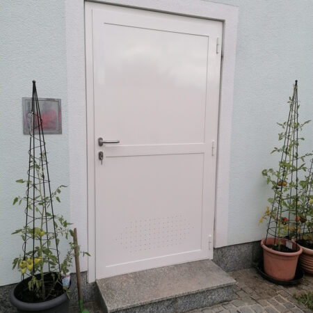 Metalltüre in Weiß