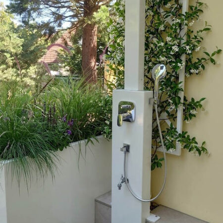 Individuelle Gartendusche mit Pflanztrog