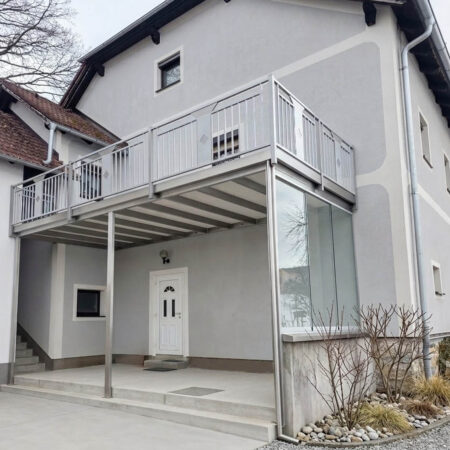 Individueller Balkonzubau mit Schiebeverglasung