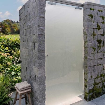Gartendusche aus Stein, Glas und Edelstahl